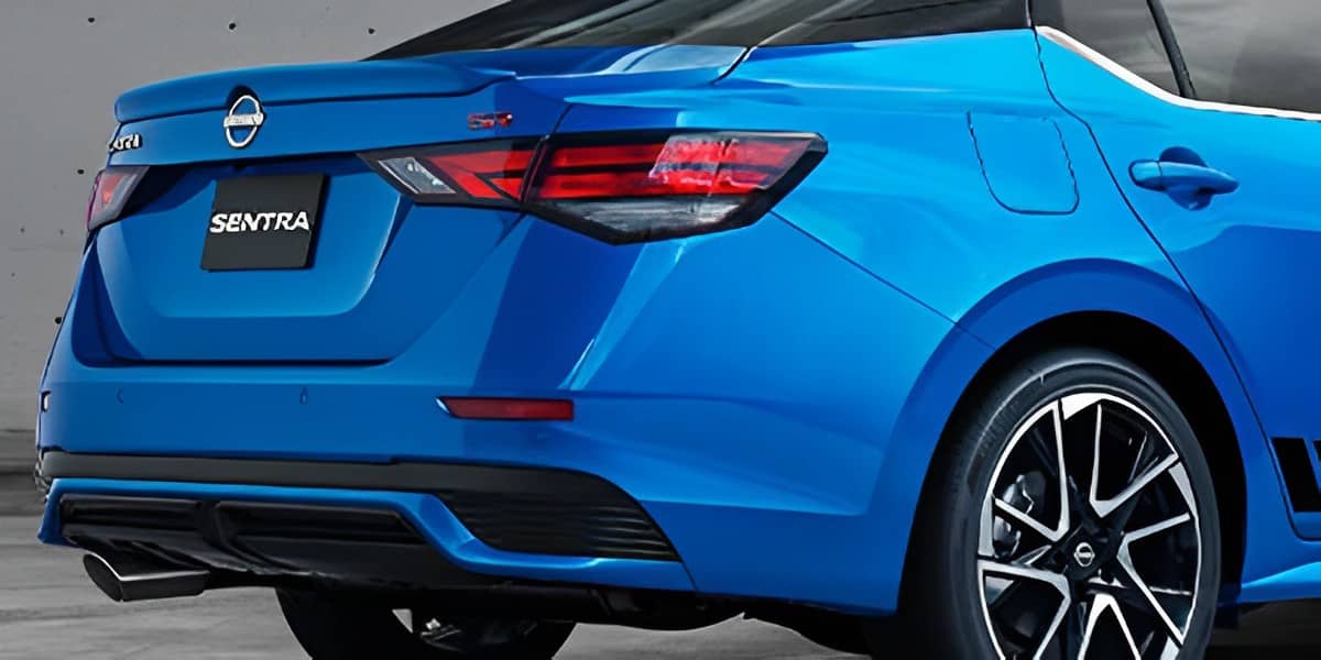 Vista trasera del Nissan Sentra 2021 en color azul vibrante, destacando el diseño moderno de sus luces traseras y sus llantas deportivas de aleación.